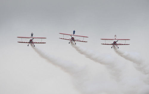 最牛新郎新娘 300多米高空办婚礼