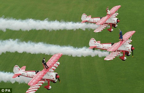 最牛新郎新娘 300多米高空办婚礼