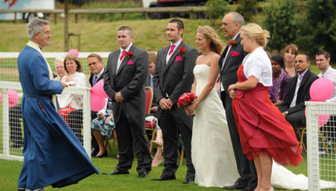 最牛新郎新娘 300多米高空办婚礼