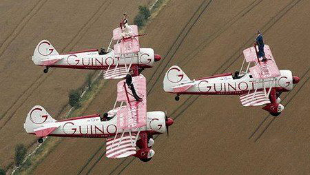 最牛新郎新娘 300多米高空办婚礼