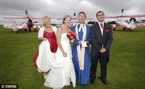 最牛新郎新娘 300多米高空办婚礼