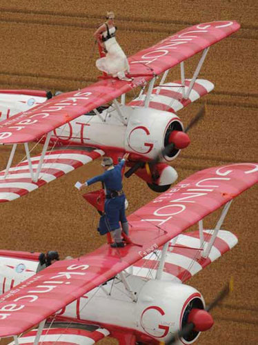 最牛新郎新娘 300多米高空办婚礼