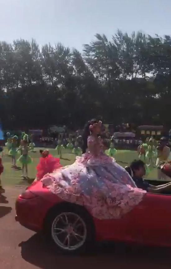 小学运动会保时捷开上操场引争议