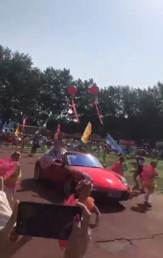 小学运动会保时捷开上操场引争议