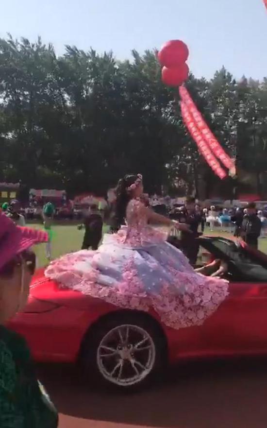 小学运动会保时捷开上操场引争议