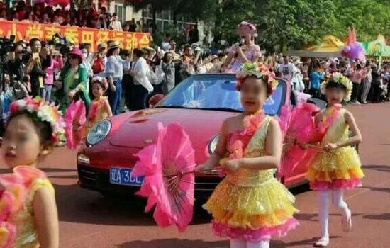 小学运动会保时捷开上操场引争议