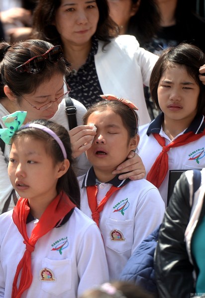 07 早前济南小学生接受感恩教育，与家长相拥流泪