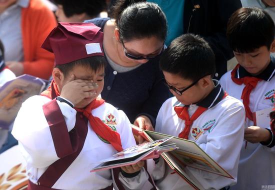 09 早前济南小学生接受感恩教育，与家长相拥流泪