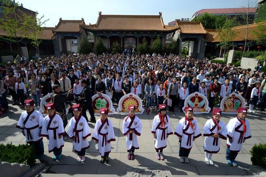08 早前济南小学生接受感恩教育，与家长相拥流泪