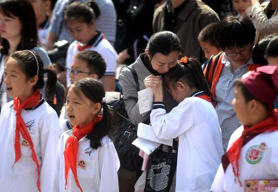 10 早前济南小学生接受感恩教育，与家长相拥流泪