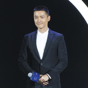 平头 黑西装!胡歌帅气现身笑称:暑期打工?