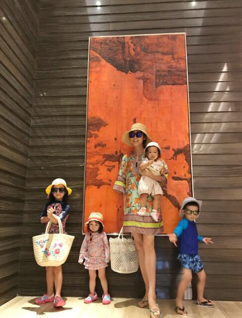 蒋丽莎和孩子们。