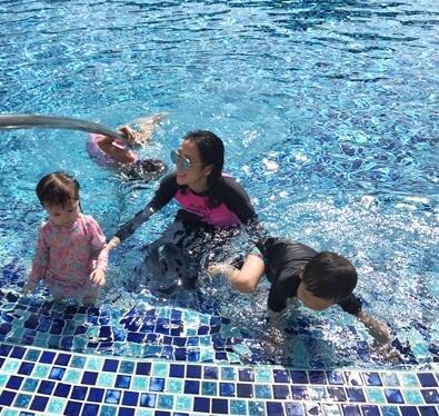 蒋丽莎教孩子们游泳。