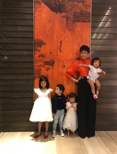 蒋丽莎和孩子们。