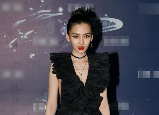 Baby黑色深V裙秀裸背 烈焰红唇冷艳十足 