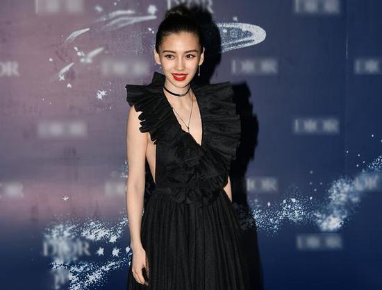 Baby黑色深V裙秀裸背 烈焰红唇冷艳十足 