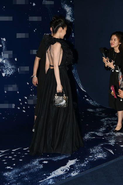 Baby黑色深V裙秀裸背 烈焰红唇冷艳十足 