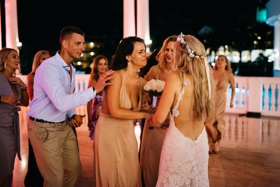 杰斯今年 28 岁，来自加拿大萨斯卡通。今年四月，她和男友詹姆（James）去到牙买加举行婚礼。