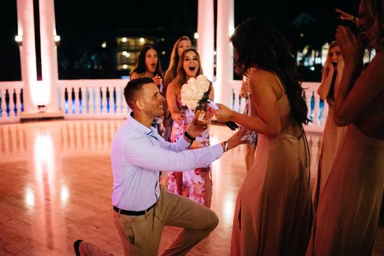 于是，接下来的几天，杰斯与妹妹帮着亚当精心策划，准备在扔捧花的环节给杰西卡一个惊喜。