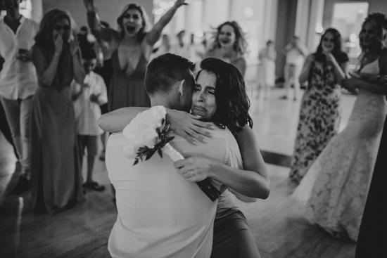 这温馨的一幕也成了婚礼的小高潮。到场的宾客在惊讶过后，都兴奋地鼓掌祝福这对情侣。