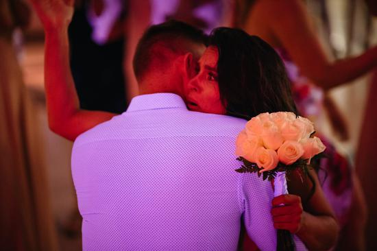 而此时的杰西卡则为好友的婚礼忙得不可开交，除了要准备一个盛大的、完美的婚礼外，她根本没有时间思考别的事情。