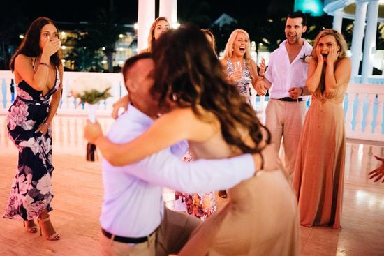 一整天我都在想她会有多开心，最后，这终于来了。那一刻，她得到了她应得的一切，美好到难以用语言形容。与她分享我的大日子，百分百值得。