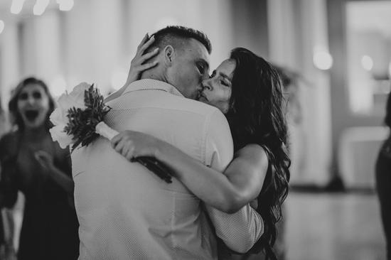 除了杰斯姐妹、亚当和婚礼摄影师，出席婚礼的亲朋均不知道发生了什么，包括杰西卡。当反应过来时，杰西卡被感动得一塌糊涂，她接受了亚当的求婚，并与他深深相拥。