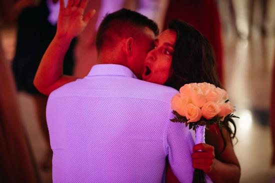 婚礼当天，一切都照常进行，直到新娘扔捧花的环节——杰斯拿着捧花，径直走向杰西卡，将捧花放在她的手中。