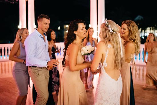 据英国《每日邮报》报道，今年四月份，来自加拿大的杰斯（Jess Nakrayko）和詹姆斯（James）结婚。与普通婚礼不同的是，新娘杰斯联合闺蜜兼伴娘杰西卡（Jessica Kieley）的男朋友亚当（Adam Brake），将婚礼变成了杰西卡的订婚礼。