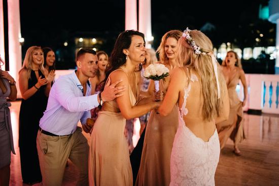 杰斯邀请了三位闺蜜担任伴娘，其中就包括杰西卡。图为杰斯和詹姆斯的婚纱照。