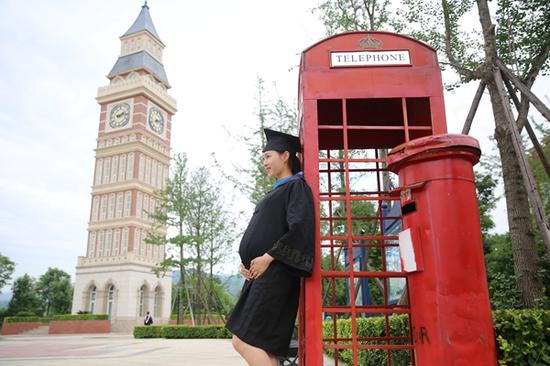 “希望小孩出生以后，我能够继续回到自己喜欢的空乘行业，作为一名空乘继续为旅客服务。”