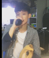 嗯，确实，橘子君听了听，声音蛮空灵的。莫名感觉这个小哥哥会一直挺到最后的样子，只要按幂姐说的那样不套路，真诚的唱歌应该就错不了了。