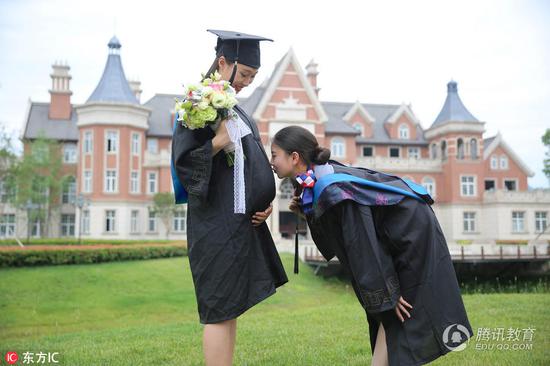 不久后，潘红莉也与男朋友走入婚姻的殿堂，组建了自己的小家庭。