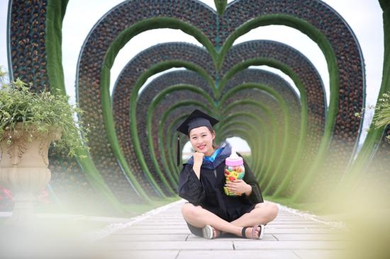 毕业照中，怀孕7个月的潘红莉站在姐妹中满脸的幸福。拍毕业照是潘红莉和好姐妹们早就定好的，希望给大学生活画上一个圆满的句号。“有了一年的空乘工作经历再回母校拍摄毕业照，有种特别的感受。”为了表示对“新成员”加入的欢迎，闺蜜们还特意准备了母婴用品作为礼物，这也让毕业照多了几分可爱、温馨。