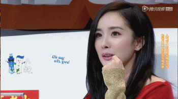 他是盛世美颜排位战的第一名，大家都对他很期待，谁知道人家闭着眼就转上来了...吓得wuli幂姐啊，拳头都准备好要打他了哈哈哈～