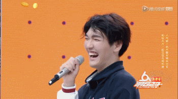 ”这小孩倒是蛮会调节气氛，也不尴尬，反而摆着酷酷的手势说，“这个，这个我们私下谈。”