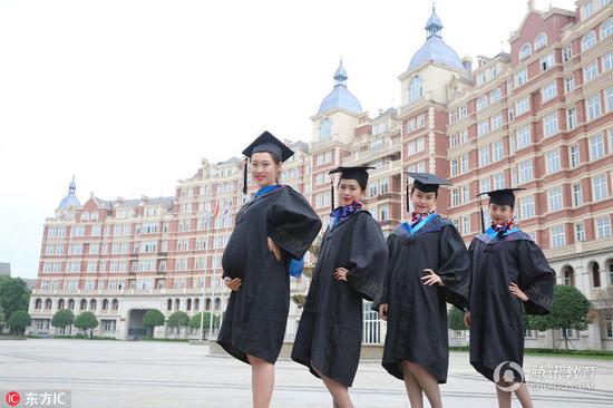 据悉，2016年下半年，正上大三的潘红莉和30多名同学一起成功面试成为中国南方航空的空中乘务员，正式开始了其空姐的飞行生涯。