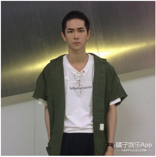 除了这三位，还有一个蛮照骗的，就是前几天因高考走红的广东最帅考生常斌。
