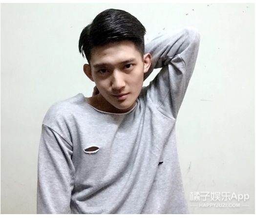 还有下面这个一上来就飞吻的男孩子，也深得幂幂的心。这个长相很魅惑的男生叫赵天宇，来自湖北武汉，梦想是能成为一位老艺术家，这孩子还挺...厉害的。自己用上大一时得的全额奖学金开了一家酒吧，杨幂听完之后觉得特别赞，特酷。你看，是不是默默加分了。自我介绍完之后，赵天宇就简单的拿着吉他来了首《奇妙能力歌》。他唱的还挺投入的，现场被夸很干脆。你看看杨幂的表情就知道了，沉醉了，还以一副被惊艳的表情对着张大大说，“他声音好好听。”