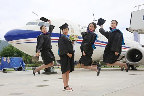 他们在飞机前面合影