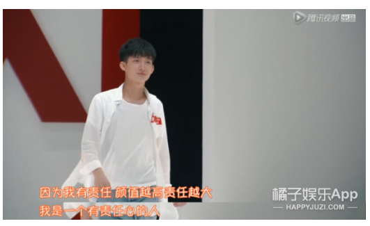 ，眼睛都带着笑意。还听出了张栋河把歌词“落在我蓝色百褶裙上”改成了“落在你蓝色百褶裙上”，张大大说幂姐这是用心了。