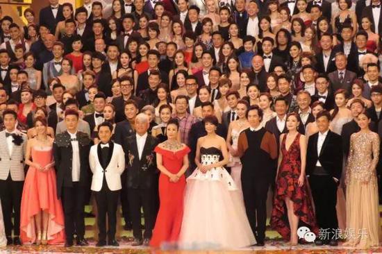 去年的，拿下视后胡定欣明显站位更靠中间了。