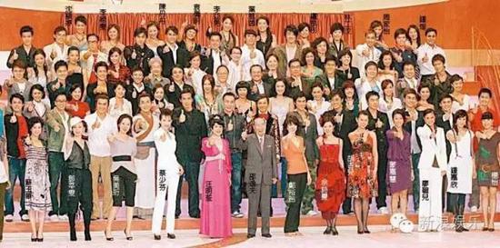 论排位，TVB 每年台庆的大合影就是很典型的例子。佘诗曼没离巢之前，台庆基本都是站位两位阿姐旁边的，胡杏儿很早就受捧，06 年台庆站过第一排，佘诗曼旁边。