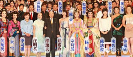 杨怡是在《宫心计》之后，才开始站上前排，那一年穿着戏服站在佘诗曼旁边。