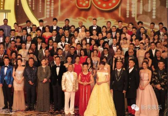四花离巢后，15 年，黄宗泽和钟嘉欣成了 TVB 生花里的领头羊，陈凯琳蔡思贝等一批受捧的港姐站在了二排的中间。
