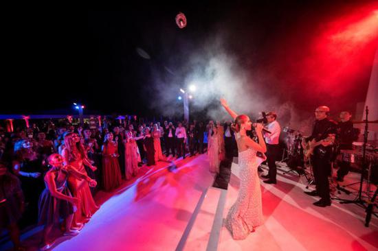 但庆祝活动并没有就此结束，维多利亚的整个婚礼举办了三天的活动，其中包括一个红色和白色的主题舞会。