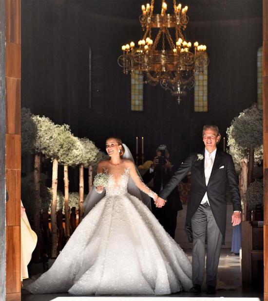 世界著名水晶首饰品牌、奥地利施华洛世奇 23 岁的女继承人维多利亚 - 施华洛世奇 ( Victoria Swarovski ) ，上周末在意大利北部港口城市的里雅斯特举行婚礼。