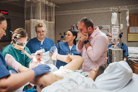    在生产过程中，随着孩子一点一点的露出，爸爸越来越兴奋。当女儿的头开始出现的时候，他非常惊讶地捂住自己的脸，神情又充满敬畏，屏住呼吸见证着女儿的第一次呼吸。 