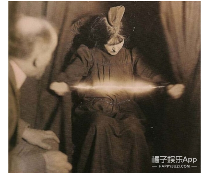 又因为第一次世界大战的原因，随着大量士兵的失踪死亡，这种拍摄在当时更是需不供求，失去亲人的痛苦让当时很多家庭对灵魂摄影痴迷，这催生了大量的灵魂摄影师。