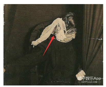 而“灵魂摄影”也就是在那时候顺应而生，很多摄影师为了帮助那些失去亲人的人拍到亲人的“灵魂”，于是巧妙地利用光线，拍摄了这些“灵异照片”！